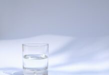 건강한 삶을 위한 다이어트와 운동의 필수 요소 clear drinking glass filled with water