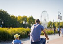 지구력 향상을 위한 운동 프로그램 man in blue t-shirt riding on black bicycle during daytime