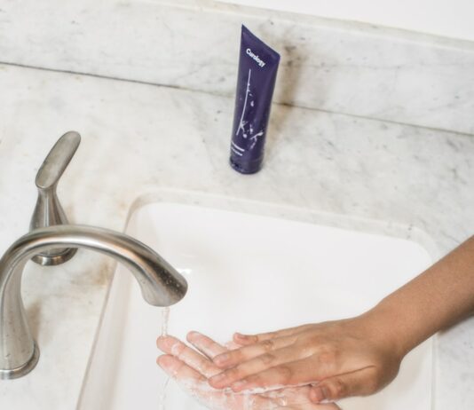 장마철 식중독 예방법 gray faucet