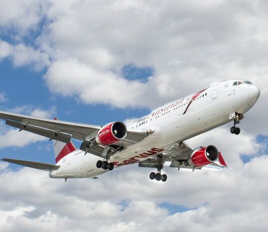 소멸 예정 공적 항공마일리지, 취약계층 지원에 활용 white and red flying airplane under white clouds