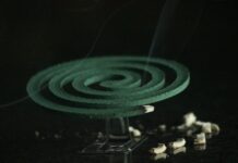 여름철 모기 퇴치 방법 black and white round decor