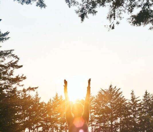 건강한 폐를 위한 호흡 운동 woman in black pants and pink shirt standing on green grass field during daytime