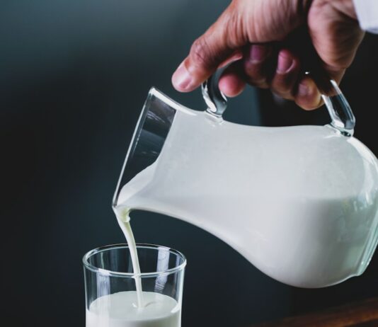 우유 원유값 동결, 2017년 이후 처음…“소비자가격 인상 없을 것” person pours milk into glass
