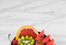 여름철 운동 전후 영양 보충법 assorted fruits