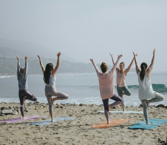 실내 운동으로 건강 유지하기 five woman standing on seashore