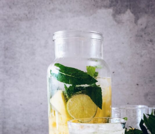 일상 속 건강 챙기기: 작은 변화의 힘 clear glass jar filled with lemonade juice