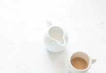 체중 감량을 위한 식사 시간 조절 전략 white ceramic plate beside gray steel spoon