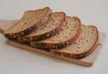 체내 독소 제거: 해독 식단의 효과와 방법 brown bread on brown wooden tray