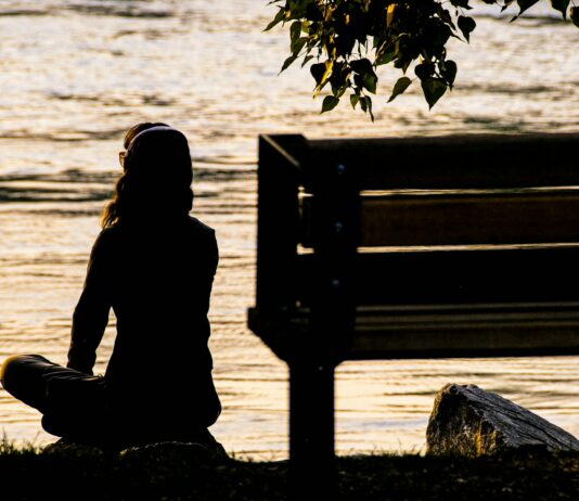 기분을 좋게 만드는 음식과 운동의 힘 silhouette of person sitting on bench near body of water during daytime
