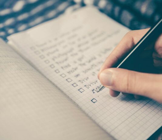 건강한 라이프스타일을 위한 아침 운동 루틴 설정법 person writing bucket list on book