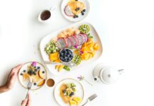 다이어트를 위한 건강한 아침 식단과 운동법 fruit dish