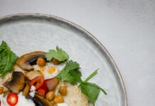 성공적인 다이어트를 위한 건강한 식단 구성법 a plate of food