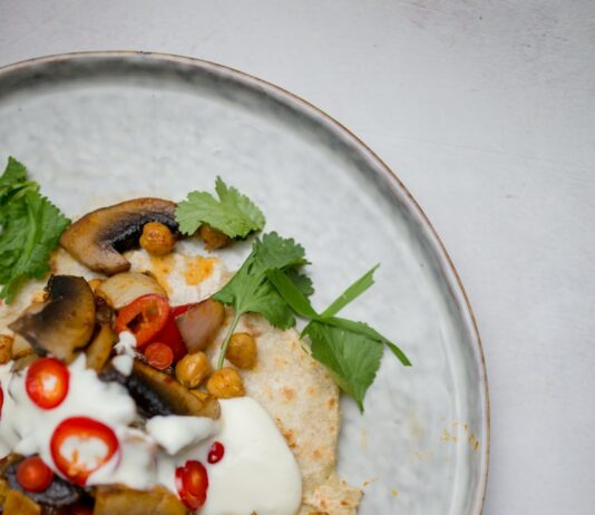 성공적인 다이어트를 위한 건강한 식단 구성법 a plate of food