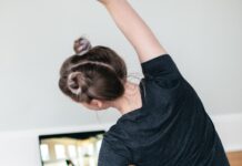 겨울철 군살 관리, 홈트레이닝이 해답 woman in black t-shirt and black pants lying on black yoga mat