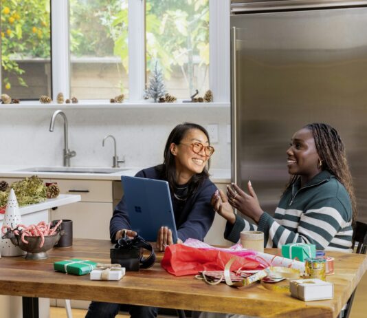 스트레스 완화와 에너지 충전을 위한 팁 a woman sitting at a table in front of a window