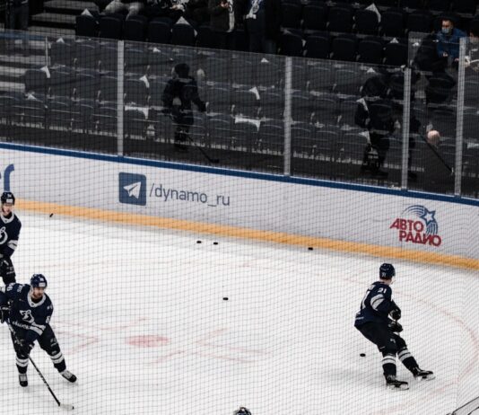 면역력을 키우는 겨울 운동 ice hockey players on ice hockey field