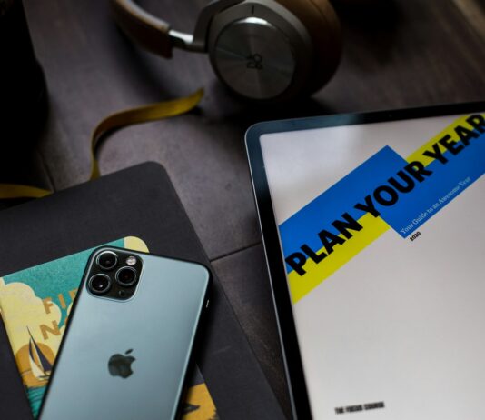 새해 복 많이 받으세요! 새로운 시작을 준비하는 법 black iPhone 11 Pro Max near gold twist pen