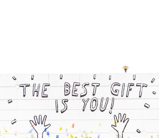 새해에는 더 많은 봉사활동을 해보자 woman walking beside wall with the best gift is you graffiti