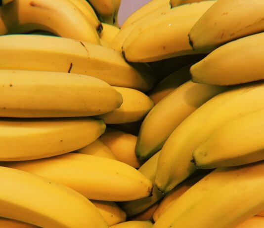 봄철 알레르기 대비: 면역력 높이는 자연식품 yellow banana fruits