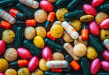 우리몸에 필요한 비타민과 미네랄 red and brown medication pill