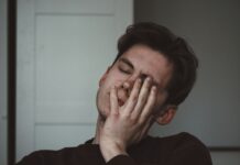 봄날의 피로, 춘곤증을 극복하는 방법 man wearing black crew-neck top