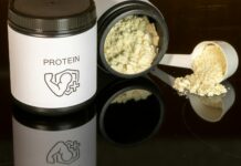 단백질 보충제의 효과적인 섭취 시점 a jar of protein powder next to a spoon