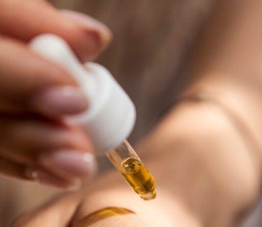 “여름철에도 얼굴 당기고 따갑다면?”… 피부 장벽이 무너졌다는 증거입니다 person holding dropper