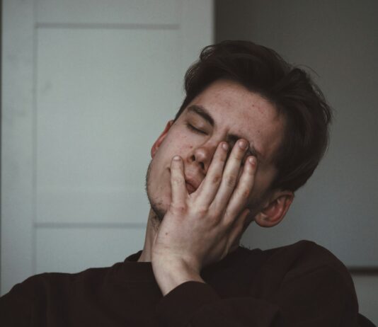 “요즘따라 아무것도 하기 싫어요”…무기력은 게으름이 아닌 ‘에너지 누수’다 man wearing black crew-neck top