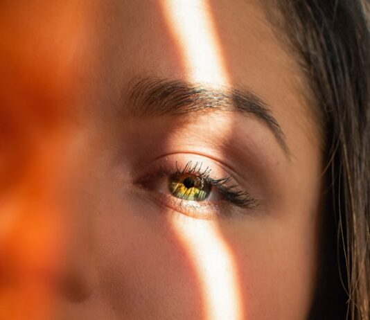 빛나는 여름철 피부를 위한 5가지 팁 portrait of woman face