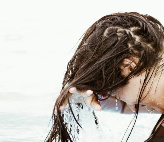아름답고 건강한 헤어를 위한 올바른 관리법 woman in body of water